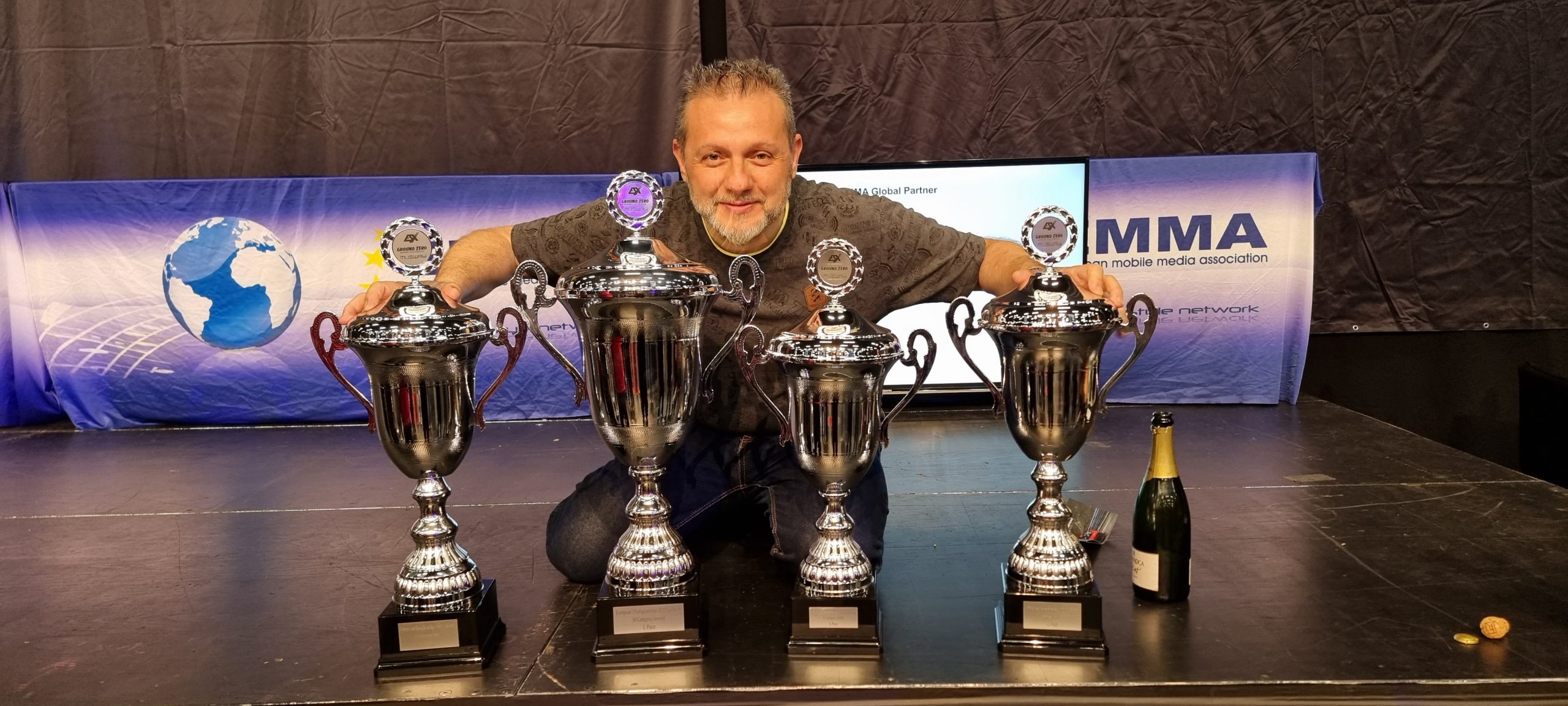 Daniel Agenjo con sus trofeos durante la final europea de car audio EMMA en Salzburgo (Austria).